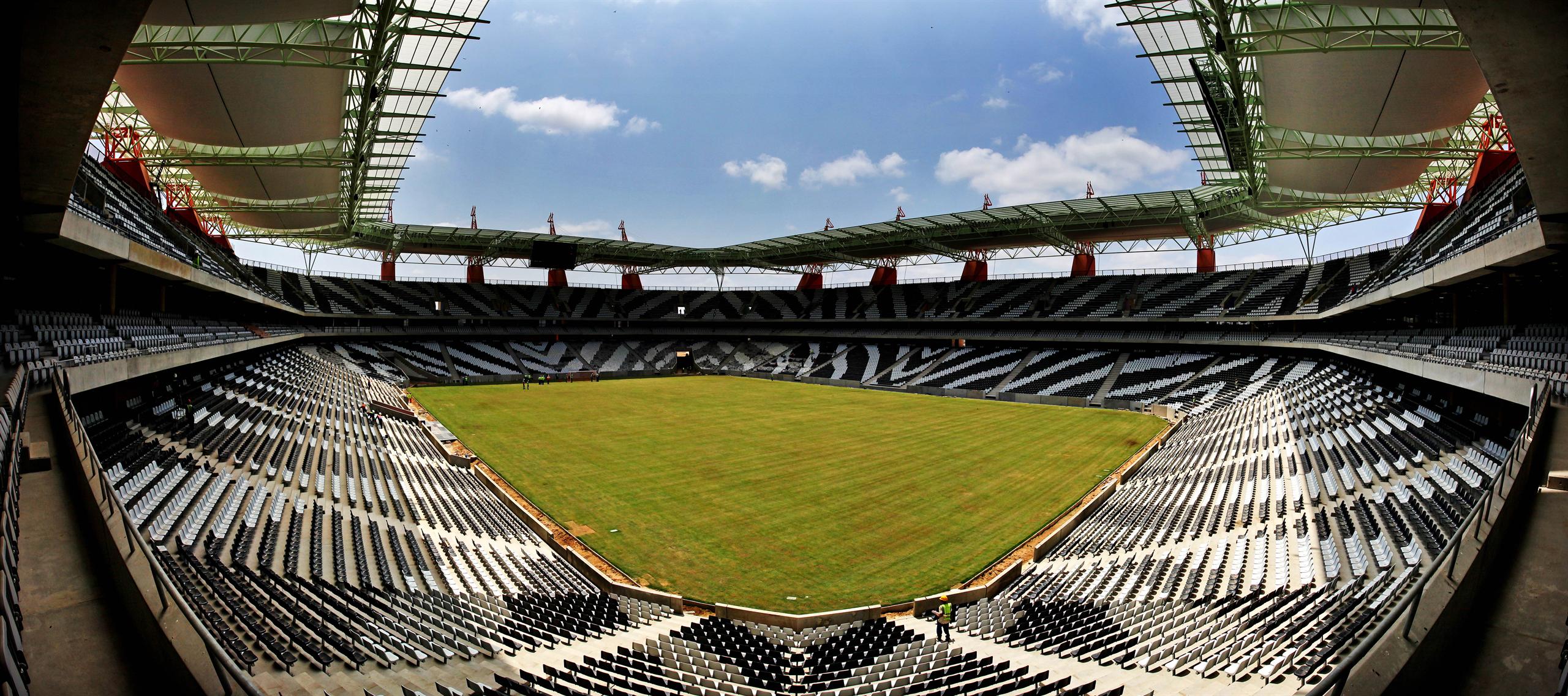 Черный стадион. Стадион Мбомбела. Йоханнесбург стадион. Стадион черный. Красно черный стадион.